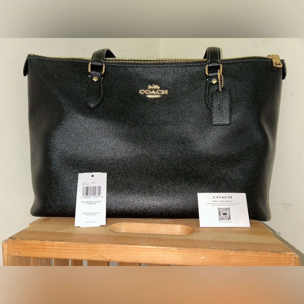 COACH Gallery Tote , Gold/Black .